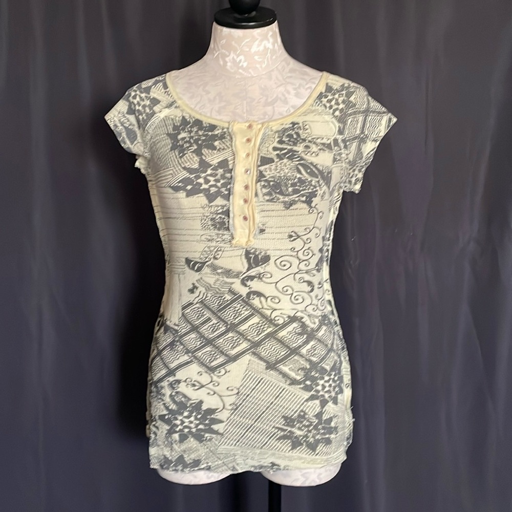 Cute and casual Miss Me top. Size small.